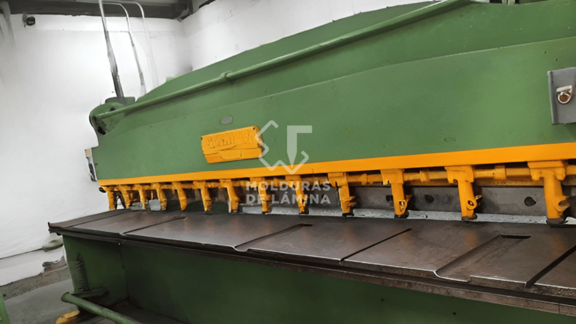 Cizalla industrial: la base de molduras de lámina precisas y de alta calidad